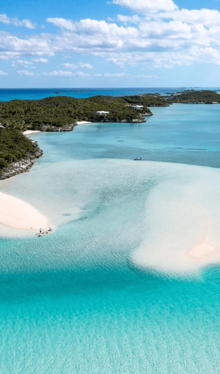 Normans Cay: This small island has hosted drug lords, explorers, filmmakers and many more. We will anchor in front of a long stretched beach and take you to the wreck of Pablo Escobar’s plane underwater. Dinner will be in Norman’s Cay cosy restaurant.